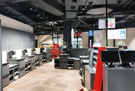 Elektrotechnik im Einzelhandel mit Kassenbereich, Monitoren, Deckeninstallationen und Beleuchtung in einer modernen Verkaufsfläche.