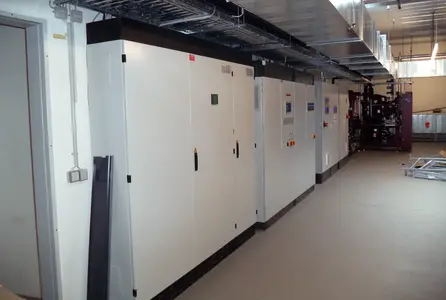 Schaltschränke und Kabeltrassen für Elektrotechnik im Einzelhandel in einem technischen Bereich eines Verkaufsgebäudes.