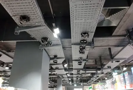 Elektrotechnik im Einzelhandel mit Kabeltrassen, Deckeninstallationen und technischen Komponenten über einer Verkaufsfläche.