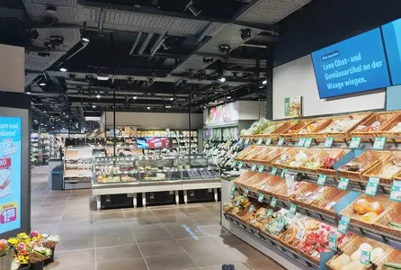 Beleuchtung und digitale Anzeige als Teil der Elektrotechnik im Einzelhandel über einer modernen Frischeabteilung.